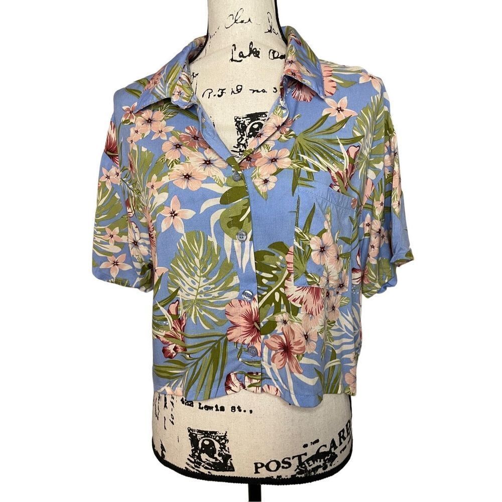 NWT Junior's Belle De Jour Collar short sleeve button printed Camp Shirt, Size X